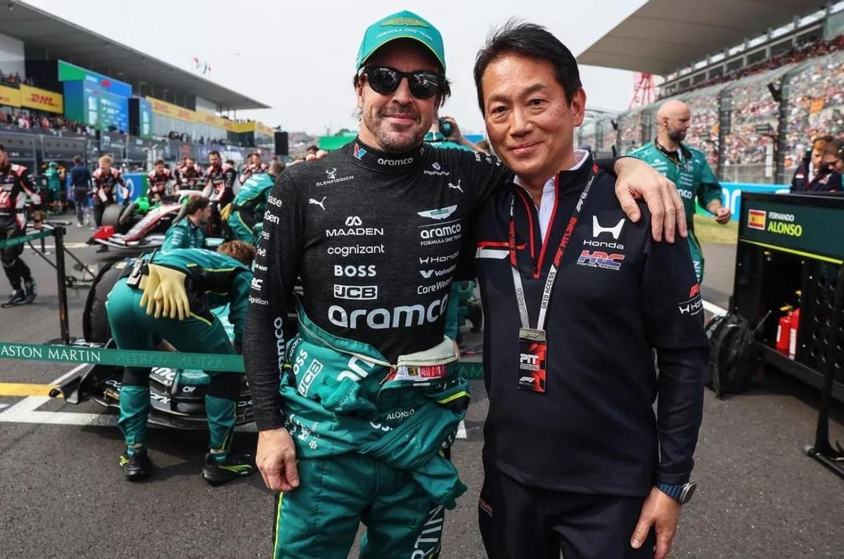Fernando Alonso con Koji Watanabe