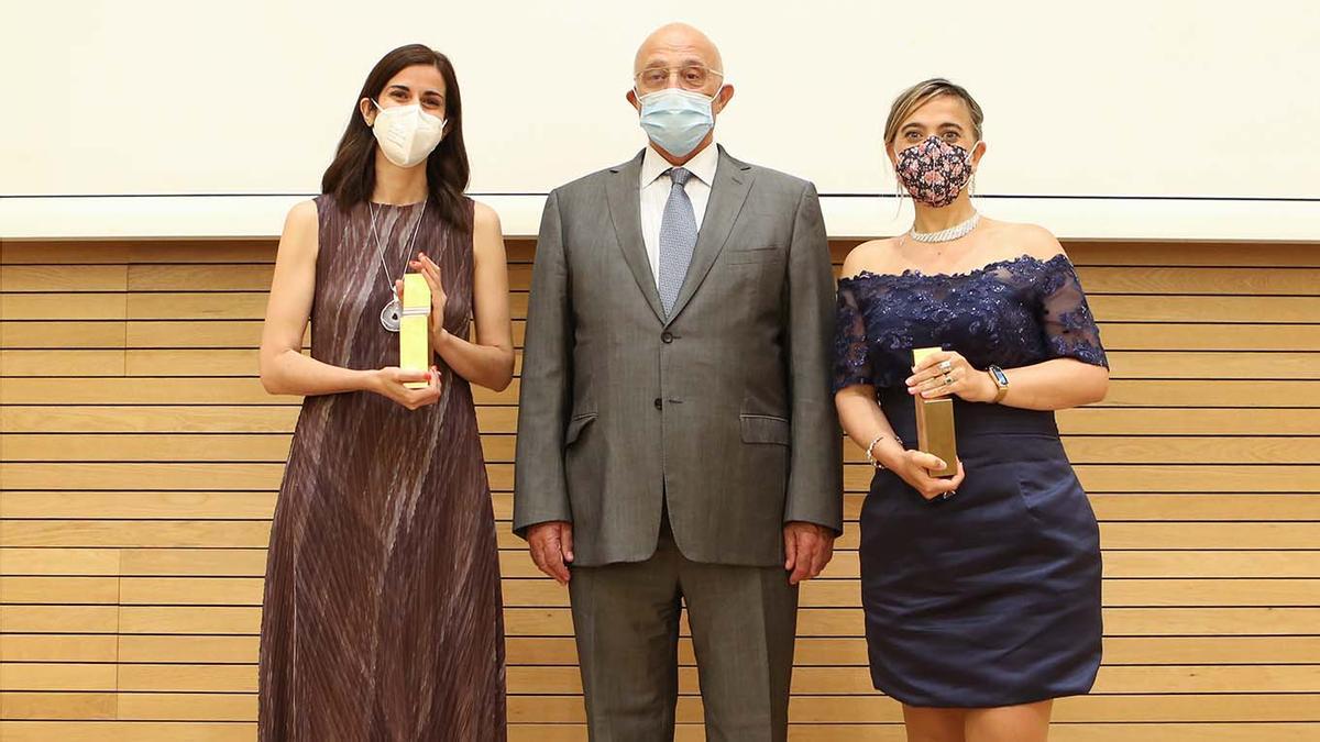 Josep Oliu, presidente de la Fundación Banco Sabadell, junto a las investigadoras Ana Tajadura-Jiménez (a su derecha) y Guadalupe Sabio (a su izquierda).