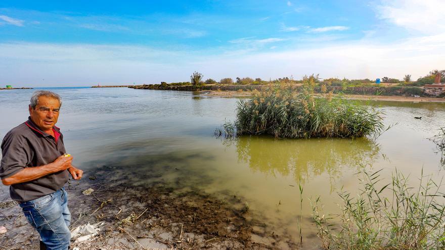 Más de 280.000 metros cúbicos de lodos taponan la desembocadura del río Segura al mar en Guardamar