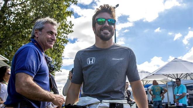 Alonso a su llegada al circuito de Albert Park