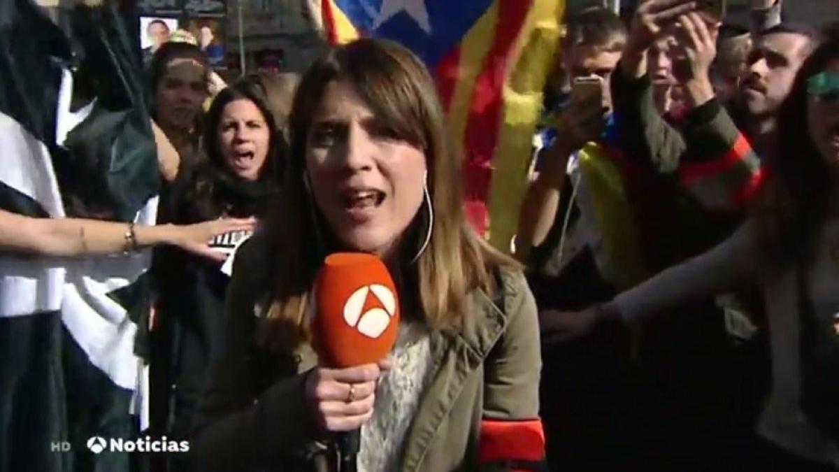 Manifestantes independentistas atacan a un equipo de Antena 3