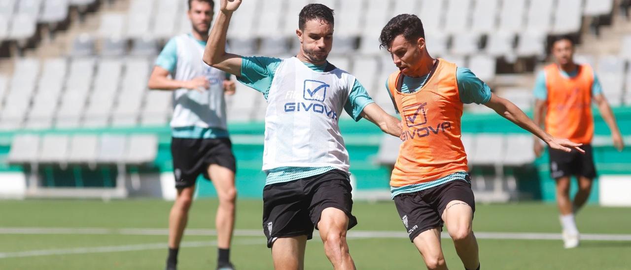 Luismi Redondo y Toni Arranz durante un lance en un entrenamiento en El Arcángel.