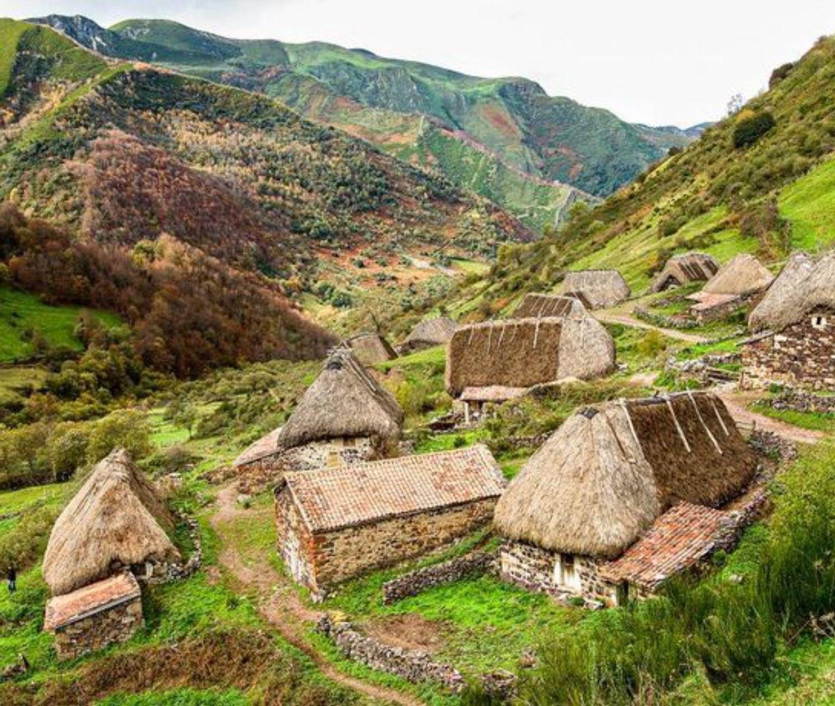 Por arriba: unos teitos, uno de los lagos del Parque Natural de Somiedo y vista panoramica de la zona. | Cedidas a Lne