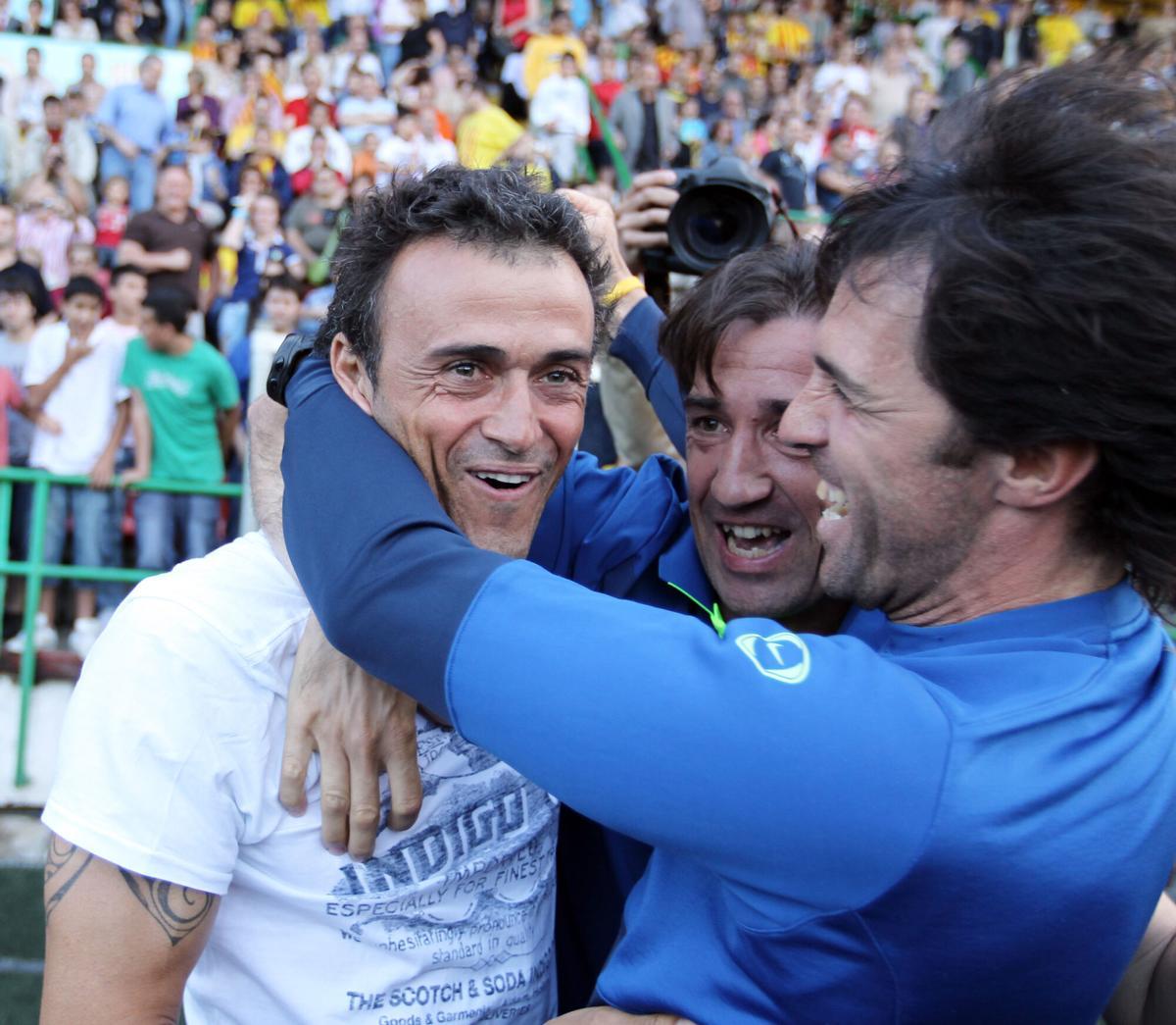 Luis Enrique celebra con su staff el ascenso del filial a Segunda en el campo del Sant Andreu