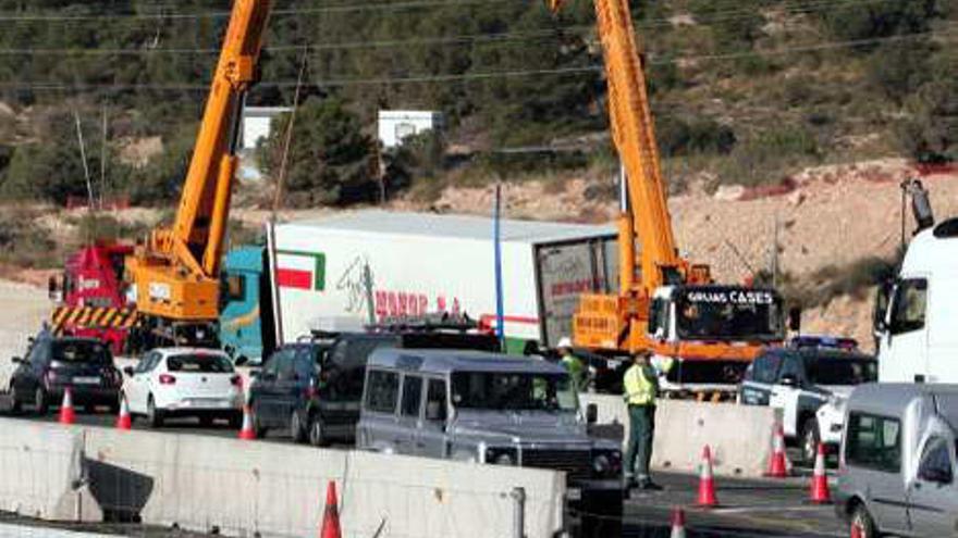 Dos accidentes provocan el caos en la autovía durante 11 horas