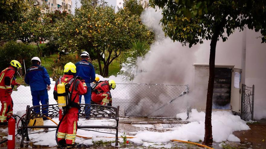 Los bomberos extinguen el incendio de un transformador en el Figueroa