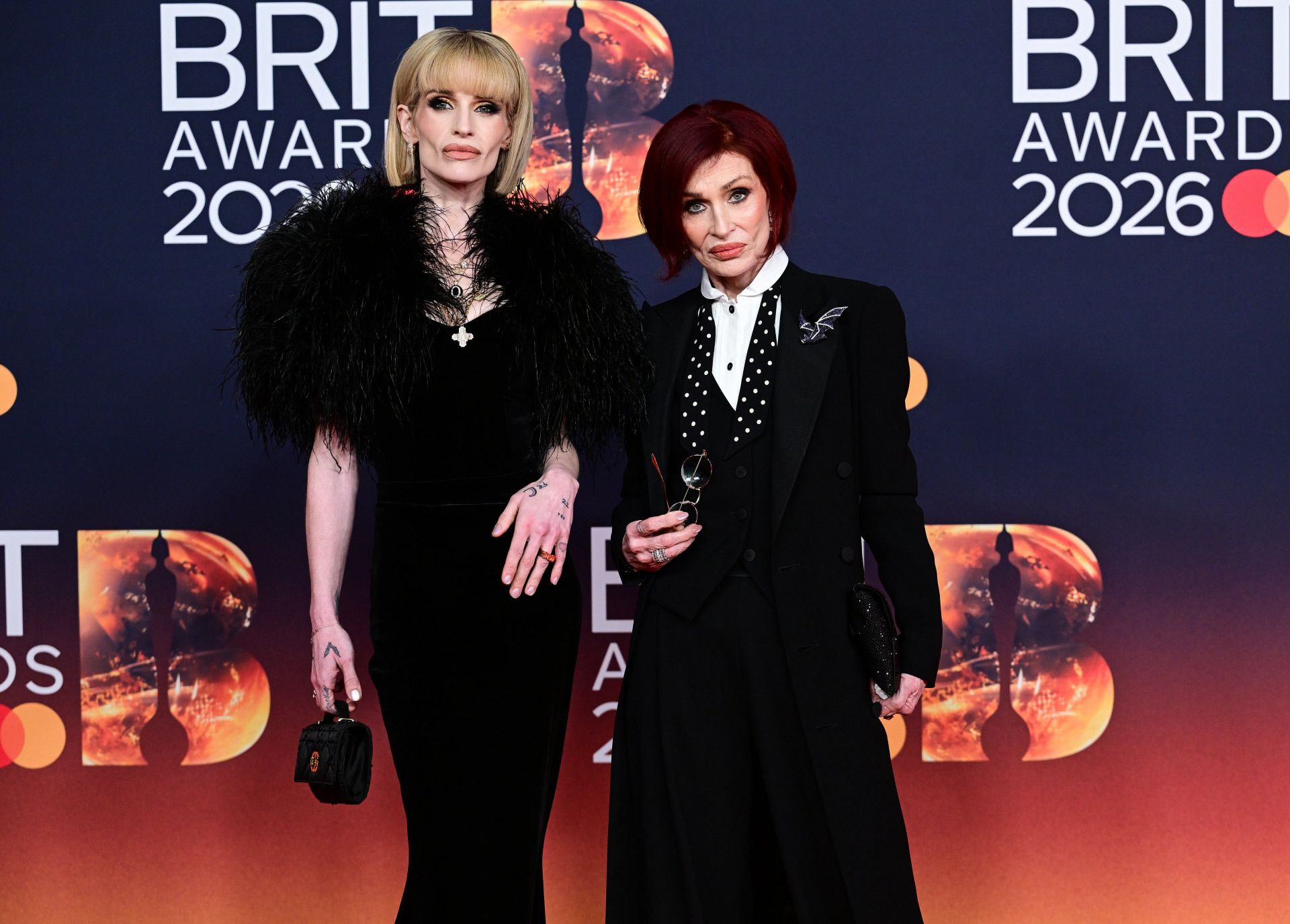 Kelly Osbourne y su madre en los Brit Awards