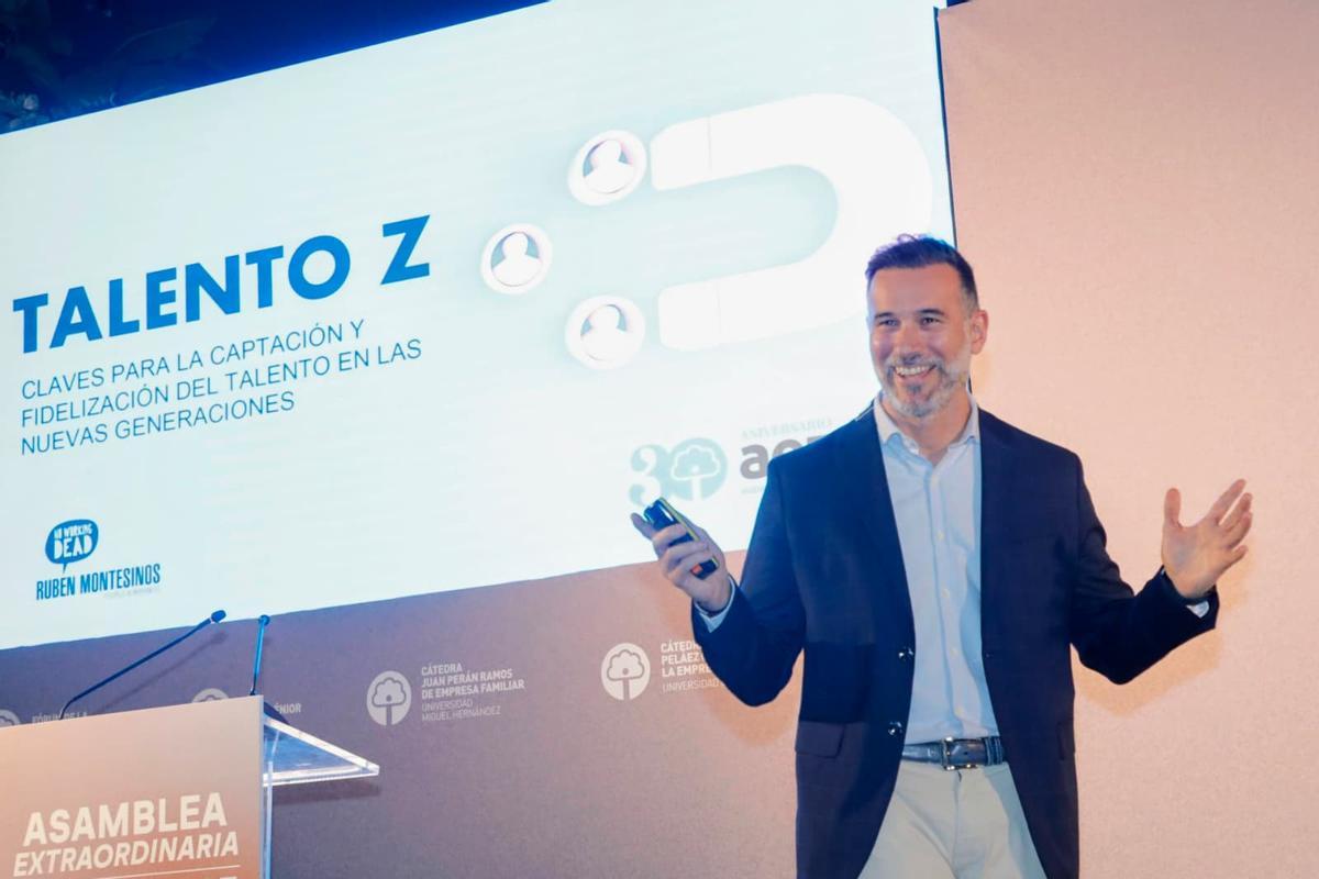 La segunda ponencia estuvo a cargo del experto en liderazgo y gestión del cambio, Rubén Montesinos.