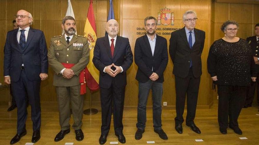 Losada (en el centro) junto al alcalde de A Coruña en los actos del 40 aniversario de la Constitución.