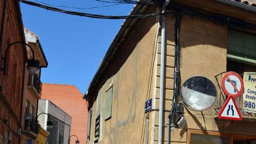 A la derecha, el edificio de la calle Lagares.