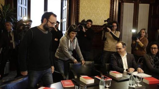 Benet Salellas y Anna Gabriel (CUP) y Jordi Turull y Marta Rovira (Junts pel Sí), en la reunión de la Junta de Portavoces del Parlament, ayer.