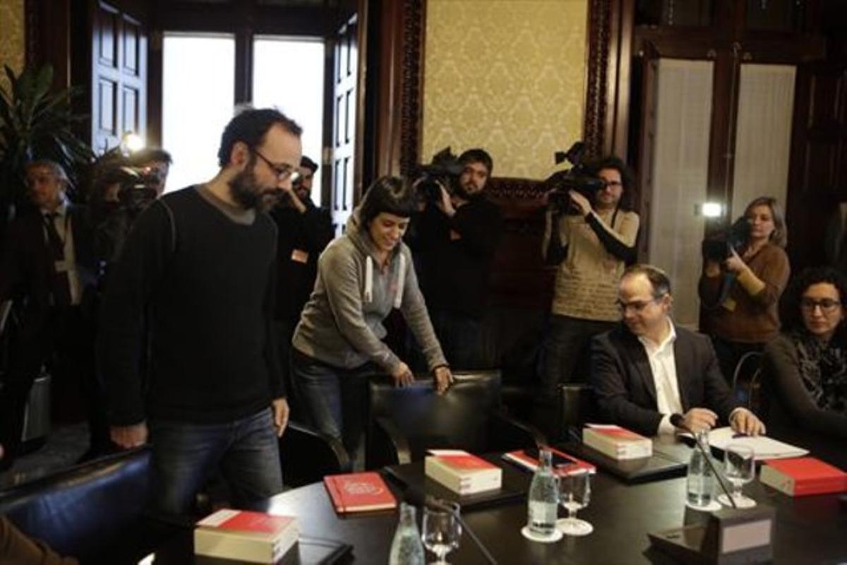 Benet Salellas y Anna Gabriel (CUP) y Jordi Turull y Marta Rovira (Junts pel Sí), en la reunión de la Junta de Portavoces del Parlament, ayer.