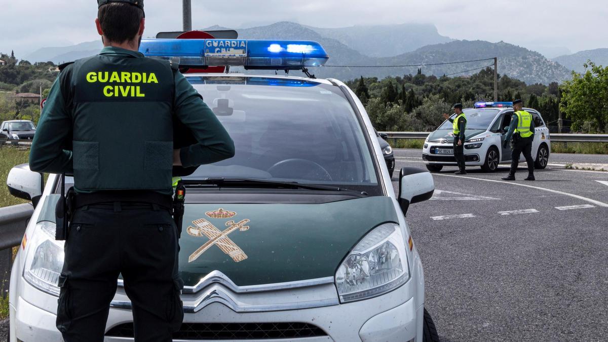 Agentes de la Guardia Civil, durante un control de vehículos en una carretera de Mallorca.