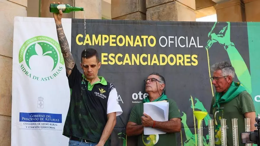 VÍDEO: Campeonato de escanciadores en el Festival de la Sidra de Nava