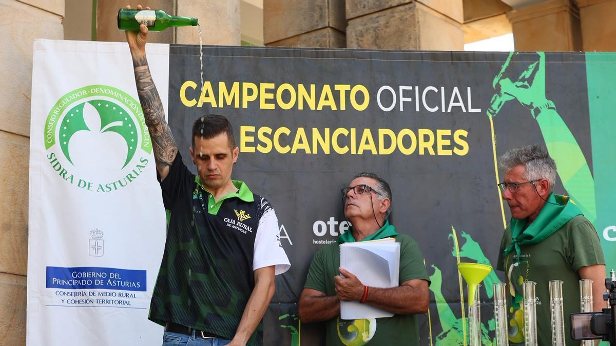 VÍDEO: Campeonato de escanciadores en el Festival de la Sidra de Nava