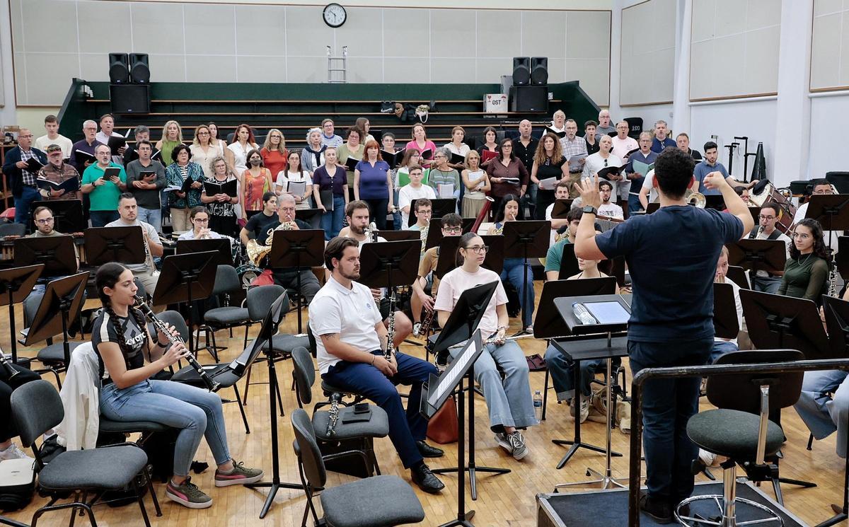 Primer ensayo general del coro y la orquesta de la misa del papa en el Puerto de Santa Cruz de Tenerife