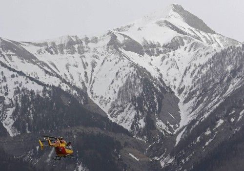 Accidente en Los Alpes: Los equipos de rescate inspeccionan la zona donde se ha estrellado el avión.
