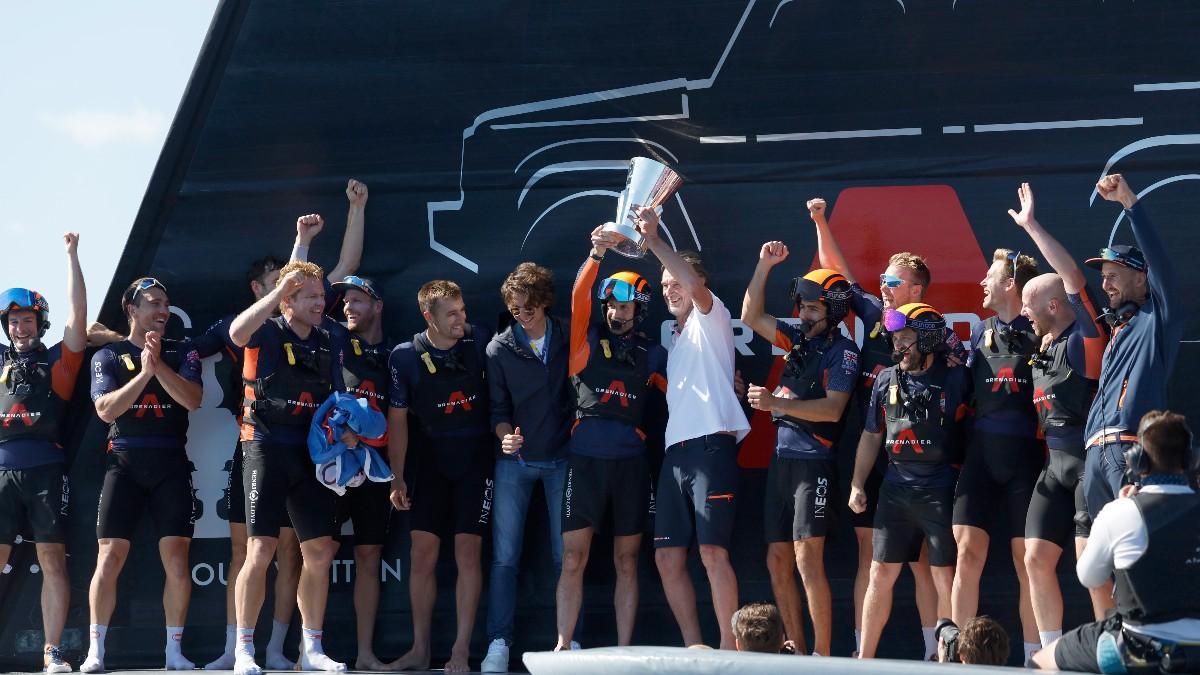 El equipo de Ineos, con el trofeo de campeón de la Louis Vuitton Cup