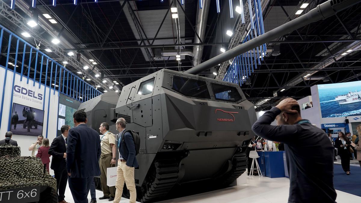 Un prototipo del vehículo "Némesis" de Santa Bárbara, en el stand de GDELS en la feria Feindef. | G. D.