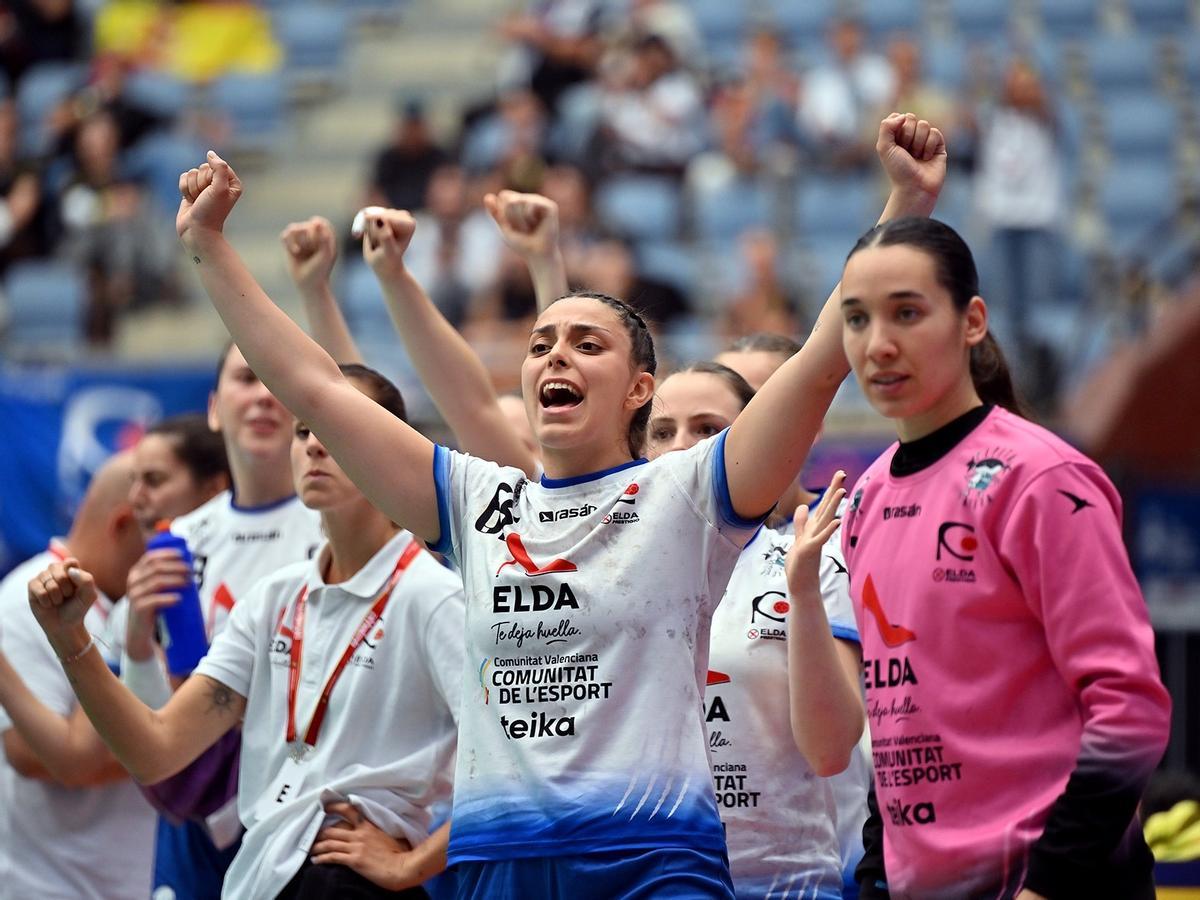 Las jugadoras del Elda Prestigio celebran la victoria.