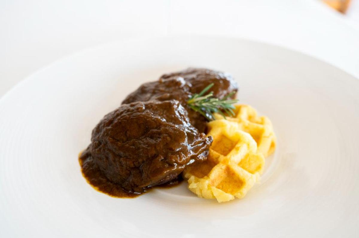 Carrilleras de ibéricos con salsa de miel y romero sobre gofre de patata asada