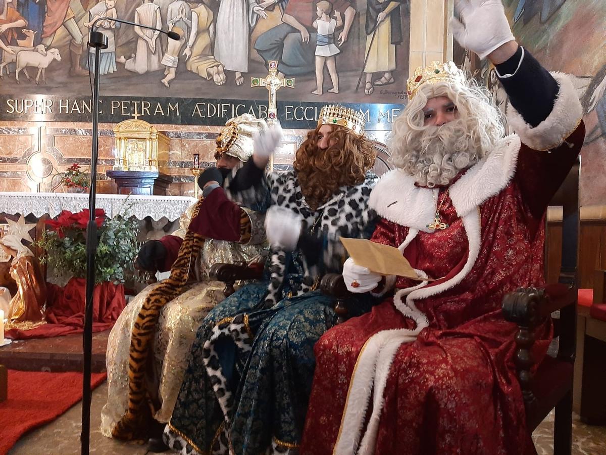 Los Reyes Magos llegan a la Pola para adorar al Niño Jesús y recibir a los pequeños