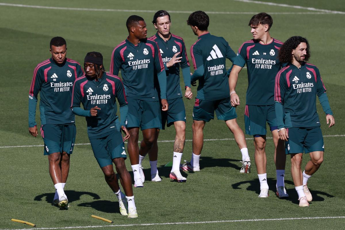 MADRID, 29/08/2026.- Los jugadores del Real (de i a d) Mbappé, Diomande, Dumfries, Álvaro Carreras, Espí y Cucurella asisten al entrenamiento del equipo en la ciudad deportiva Valdebebas, Madrid, este sábado, en preparación al partido de LaLiga contra el Málaga, este domingo. EFE/Chema Moya