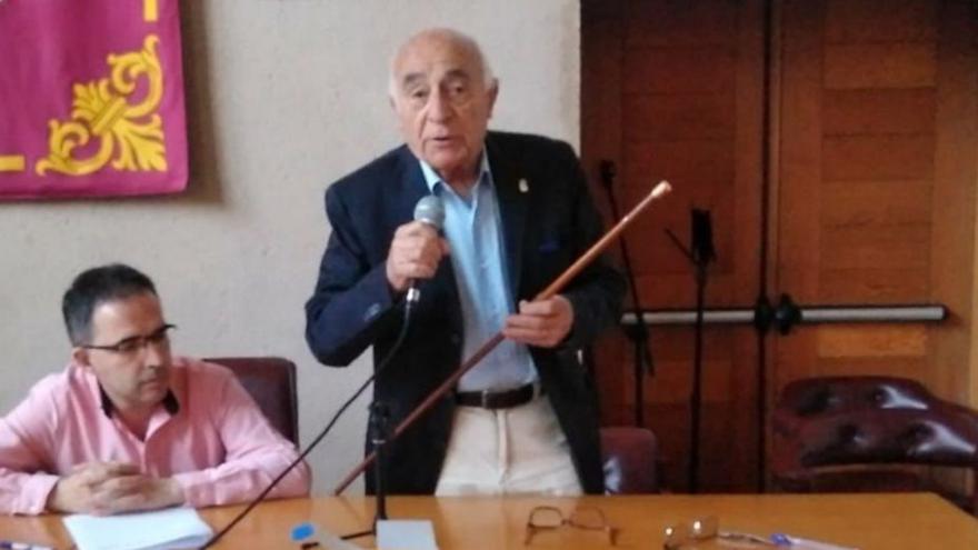 Félix González Ares, alcalde de Villalpando, tomando posesión al inicio de su cuarto mandato, el 15 de junio de 2019 . | A. B.