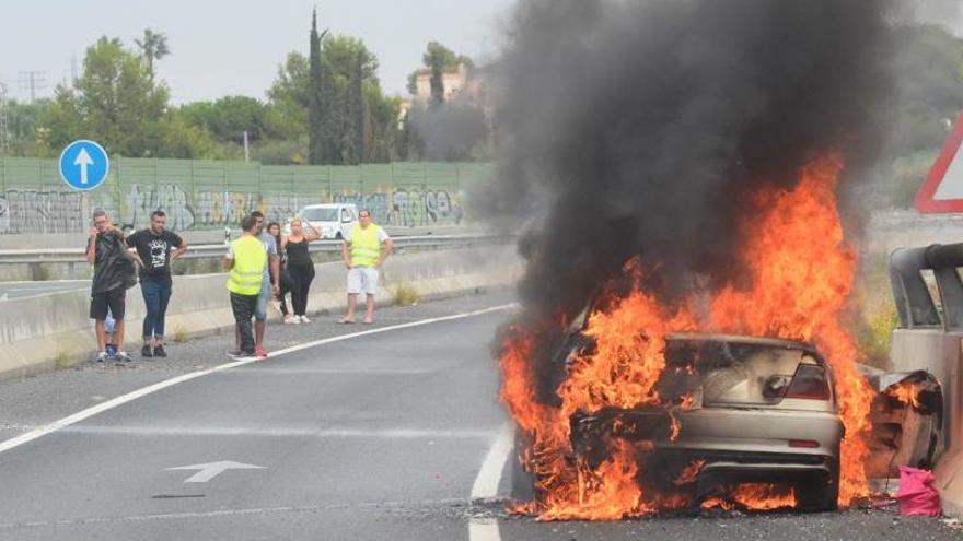 El vehículo ardiendo en la autovía.