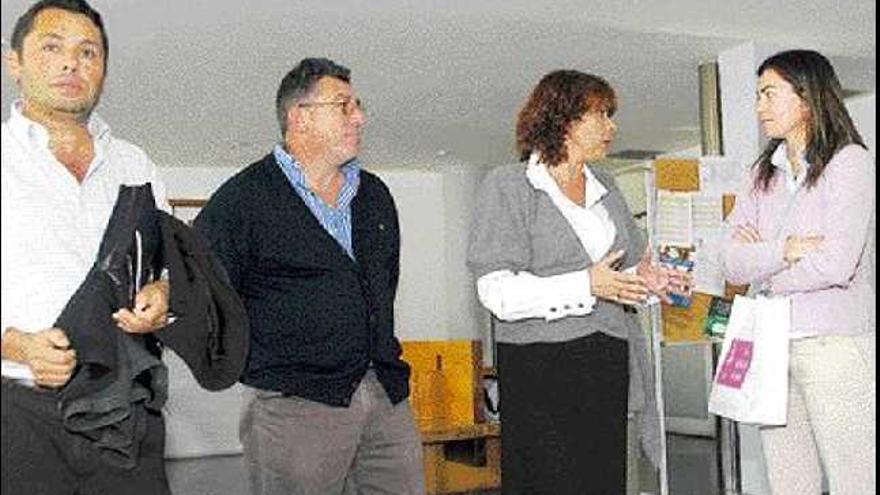 Clara Millán, junto a los miembros de la asociación de vecinos de Vilariño y el presidente de Anduriña (i). / g. núñez