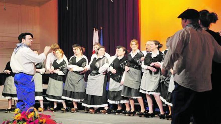 Integrantes del «León de Oro» durante su actuación en Maribor.