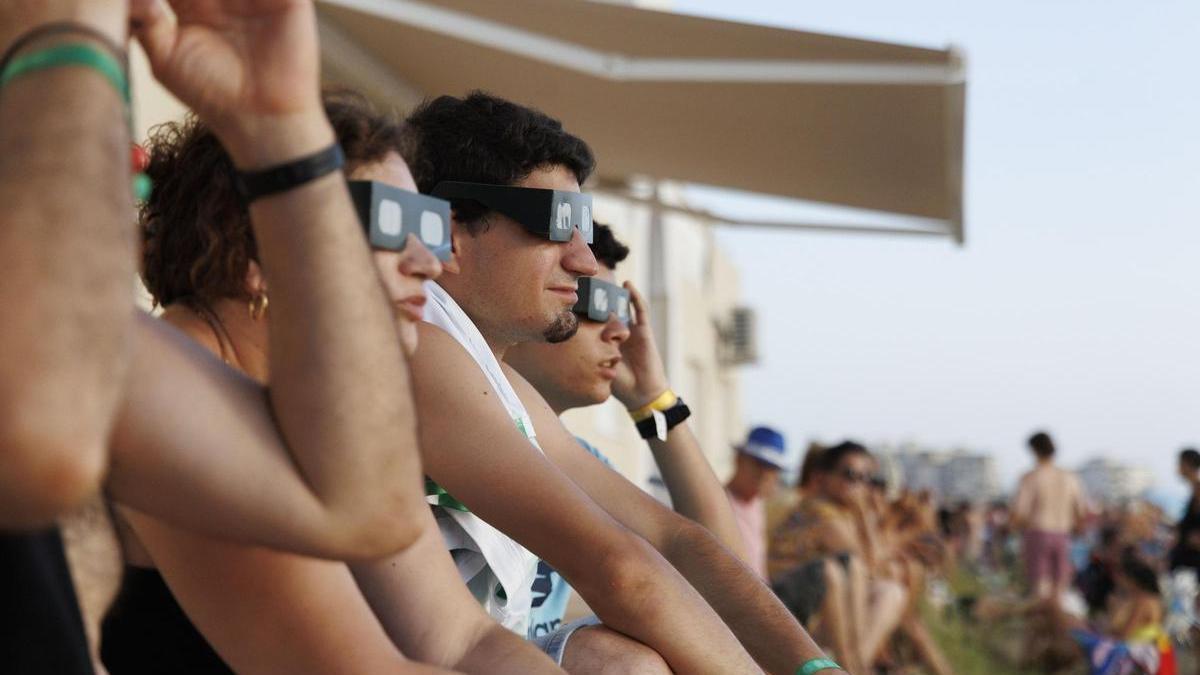 Quienes vieron el eclipse con gafas homologadas no tuvieron problemas de salud.