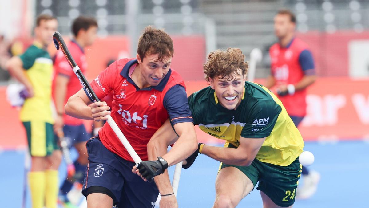 Gerard Clapés, en plena disputa con el australiano Cambell Geddes.