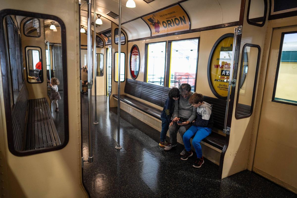 Jaume Collboni inaugura la exposición gratuita de trenes históricos restaurados por el centenario del metro