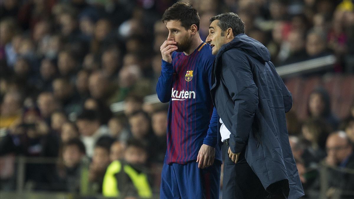 Valverde da instrucciones a Messi durante un partido reciente.