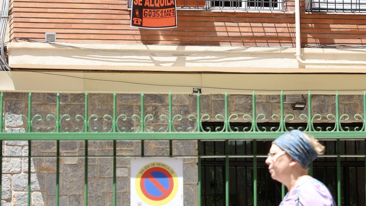 Un piso con un cartel de 'se alquila' en la ciudad de Murcia.