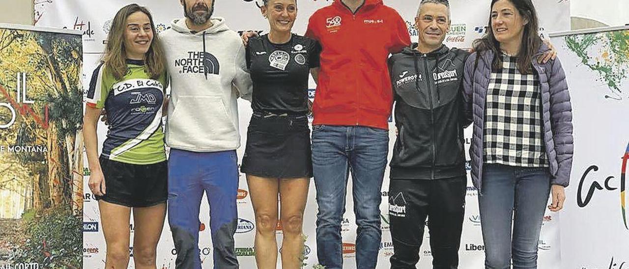 De izquierda a derecha, María Jesús Gómez, José Piquero, Ana Belén Nogueiro, Carlos Sánchez, Rubén Rina y Fátima Álvarez, los tres primeros calsificados del Trail largo, posan juntos en el podio.