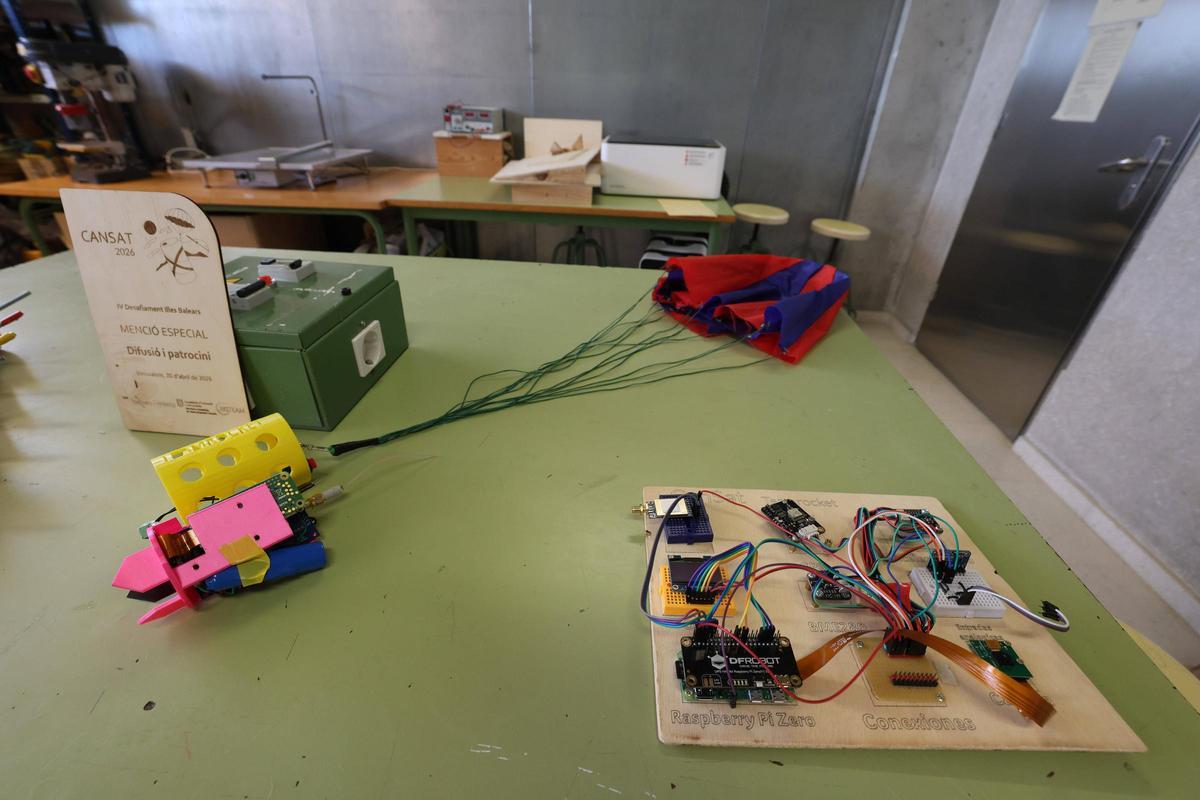 Aquí están todas las fotos de los minisatélites del instituto Balàfia Aquí están todas las fotos de los minisatélites del instituto Balàfia