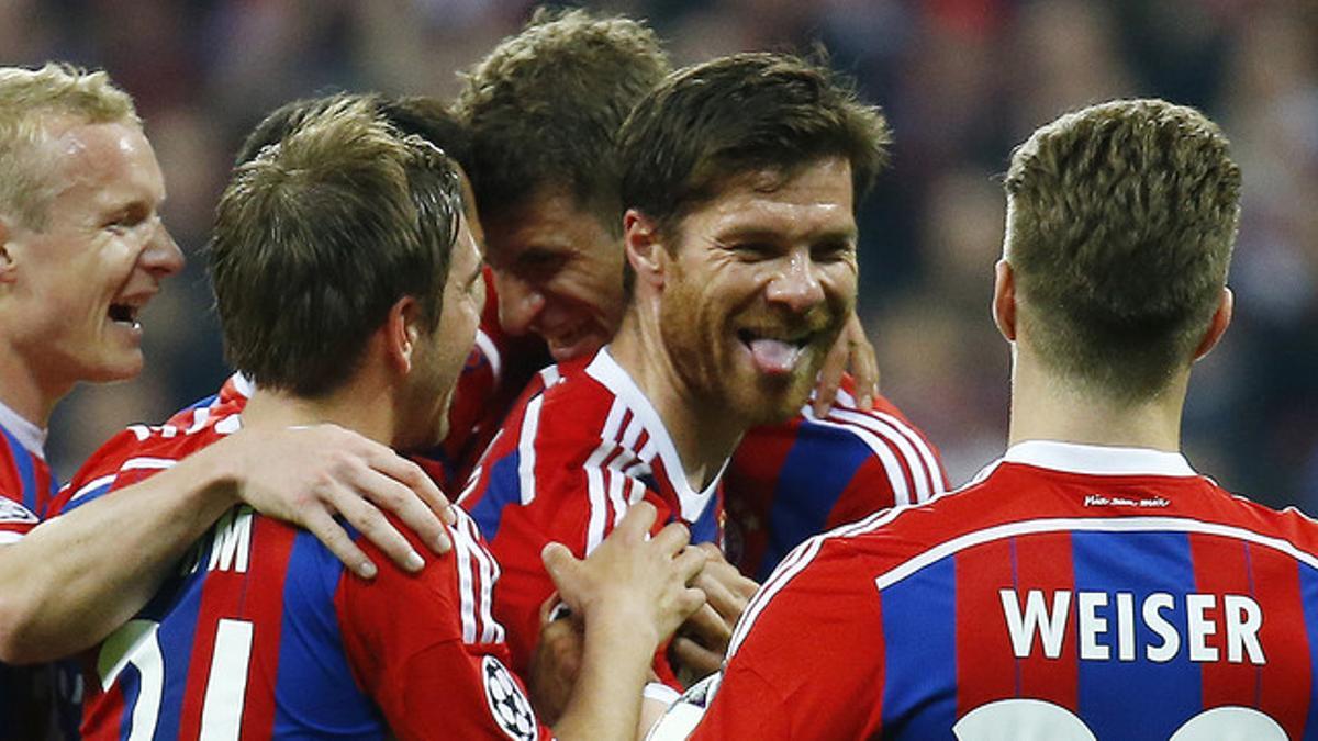 Xavi Alonso celebra un gol con sus compañeros del Bayern, esta temporada