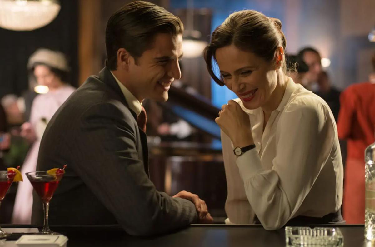 Maxi Iglesias y Aitana Sánchez-Gijón, en Velvet.