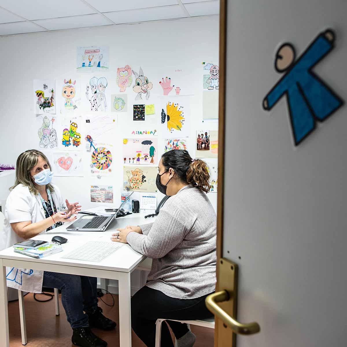 Atención a un familiar en la sede de Aspanoa, en una imagen de archivo.