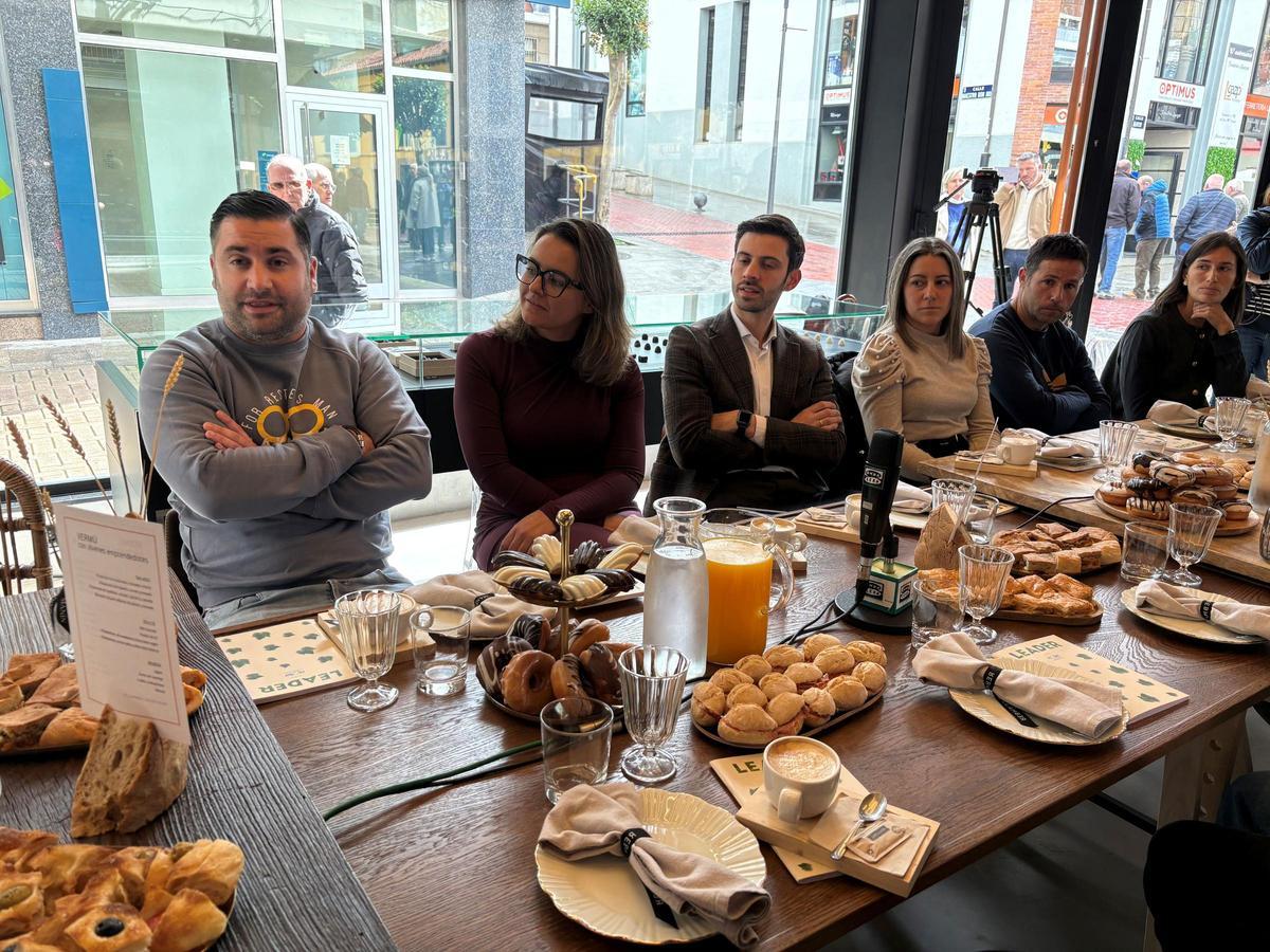 Por la izquierda, Higinio Acevedo, Mirian González, Pedro Carro, Aida Aller, José Manuel Rodríguez y Rosalía Álvarez, en el encuentro de emprendedores.