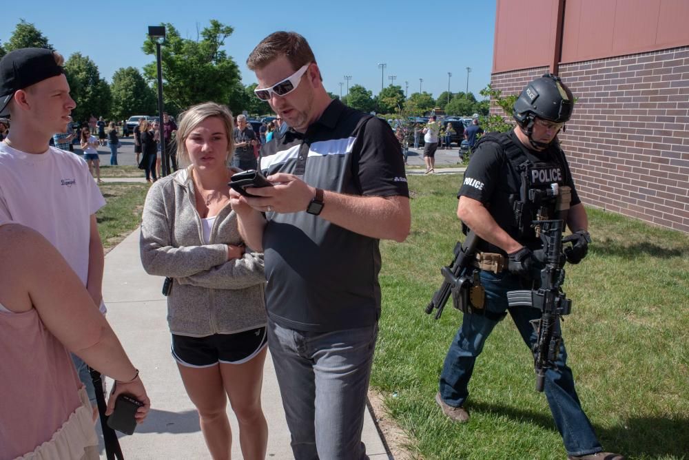 Un maestro y un estudiante heridos en un tiroteo en un colegio de Indiana