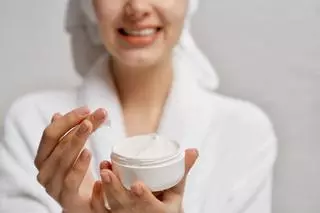 Descubre la crema reafirmante más recomendada entre las mujeres para rejuvenecer el cuello y rostro