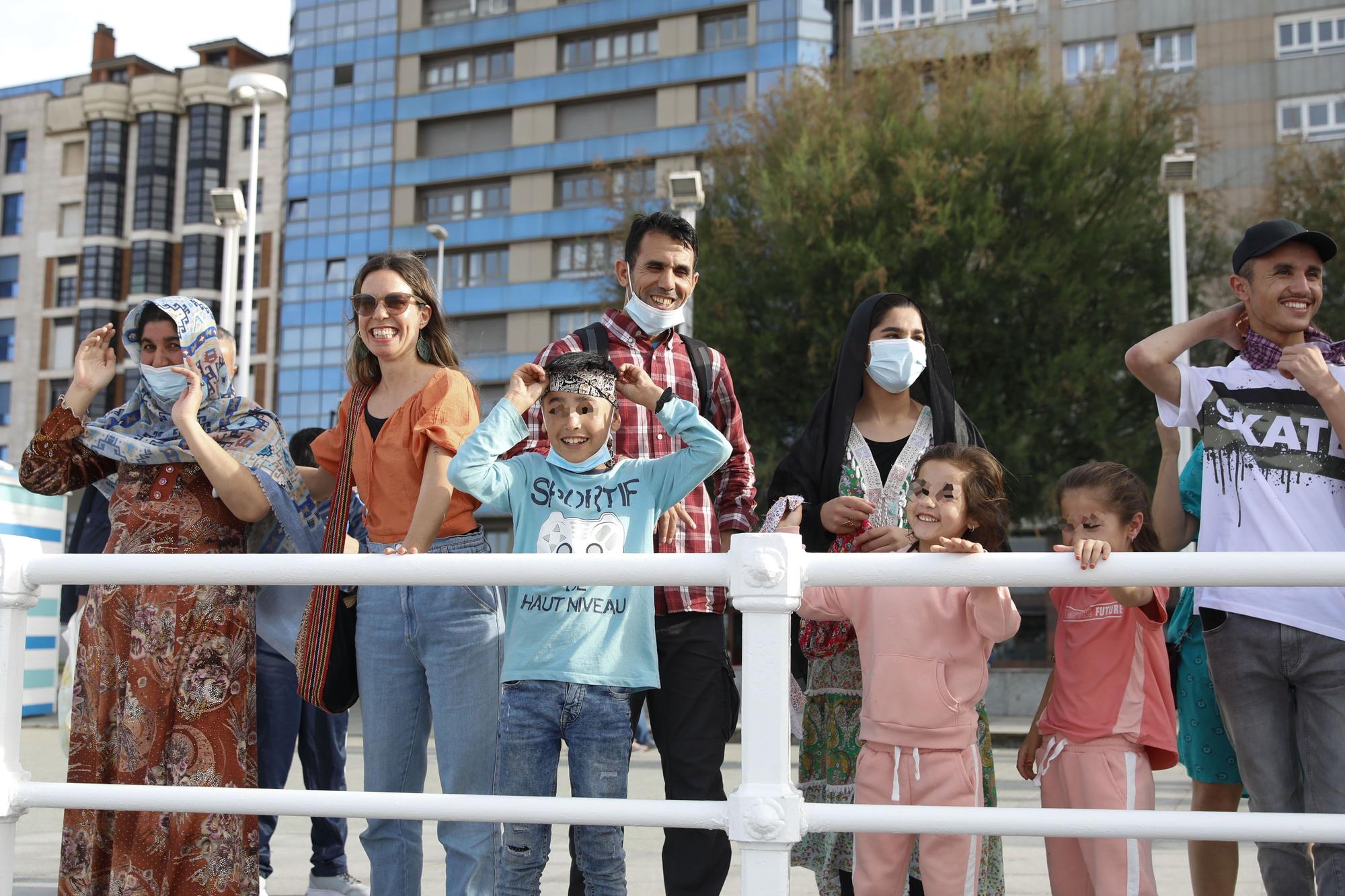 En imágenes: El expolicía afgano Tahir se reencuentra con su familia, que ve por primera vez el mar en Gijón