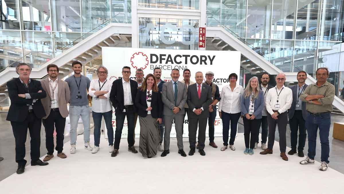 El 'conseller' Sàmper, en una foto de familia después de su visita a DFactory Barcelona.