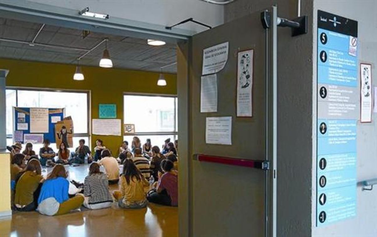 Assemblea d’estudiants a la Facultat de Geografia i Història de la UB, el juny passat. Assemblea d’estudiants a la Facultat de Geografia i Història de la UB, el juny passat.