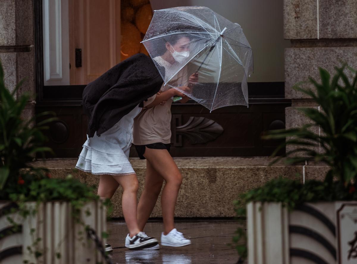 Shanghai (China), 14/09/2022.- People walk during a rainy day as typhoon Muifa is expected to make landfall, in Shanghai, China, 14 September 2022. Chinese authorities issued a red alert in the eastern province of Zhejiang as typhoon Muifa was expected to make landfall on the east coast. Shanghai city grounded all flights from Pudong and Hongqiao airports, halted port operations, closed metro stations and limited speed for ground trains. Ningbo, Taizhou, and Zhoushan city were ordered to suspend classes for the day as the typhoon is expected to move northwest after making landfall. EFE/EPA/ALEX PLAVEVSKI