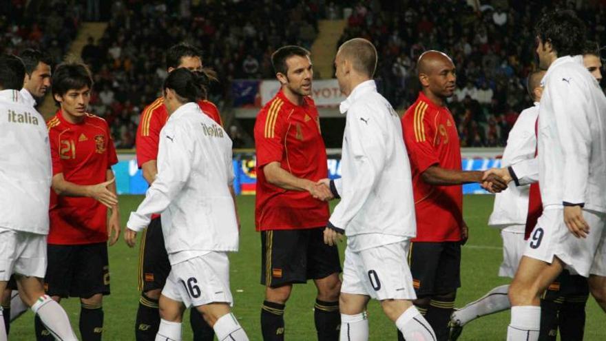 Los jugadores de España e Italia se saludan antes del partido jugado en el Martínez Valero