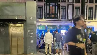 Brutal agresión en El Parchís, en Gijón: pega a una paliza a una mujer, la emprende a golpes con otros chicos, roba unas gafas y termina reducido